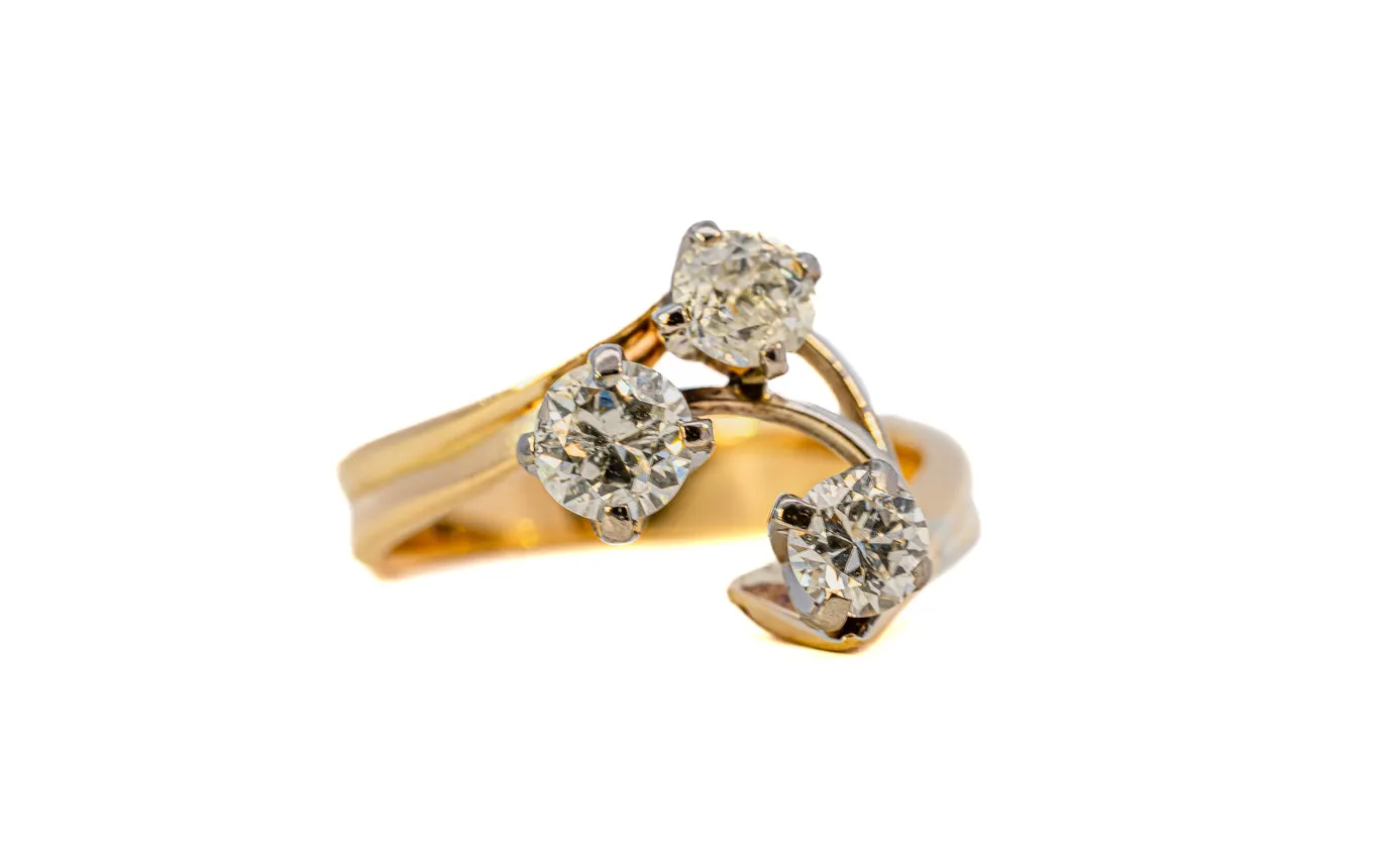 Magnificent 18ct Yellow & White Gold 3-Stone Diamond Ring