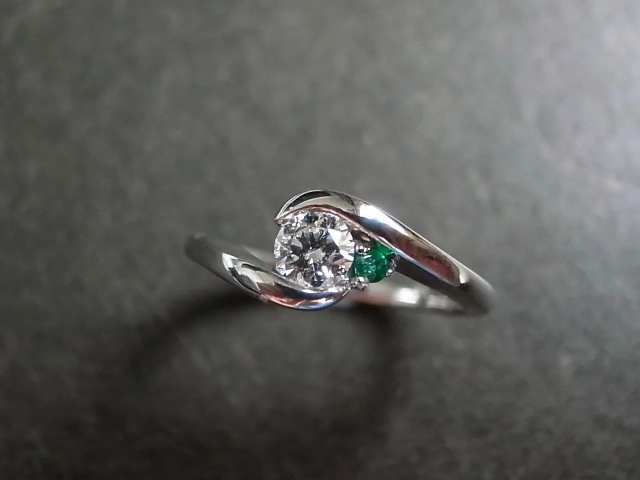 Round Brilliant Cut Diamond and Emerald Twist Ring in White Gold