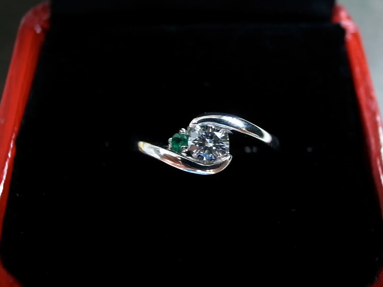 Round Brilliant Cut Diamond and Emerald Twist Ring in White Gold