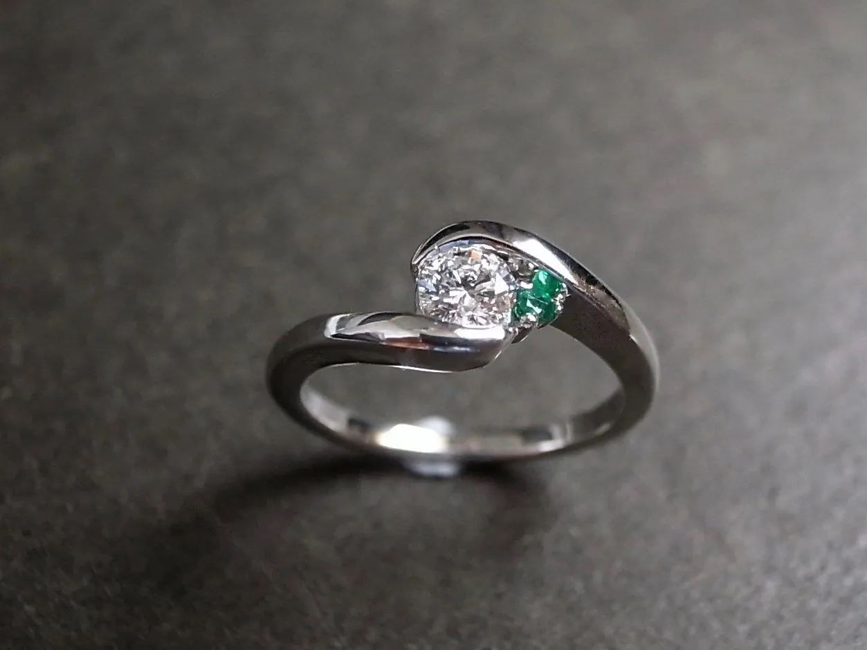 Round Brilliant Cut Diamond and Emerald Twist Ring in White Gold