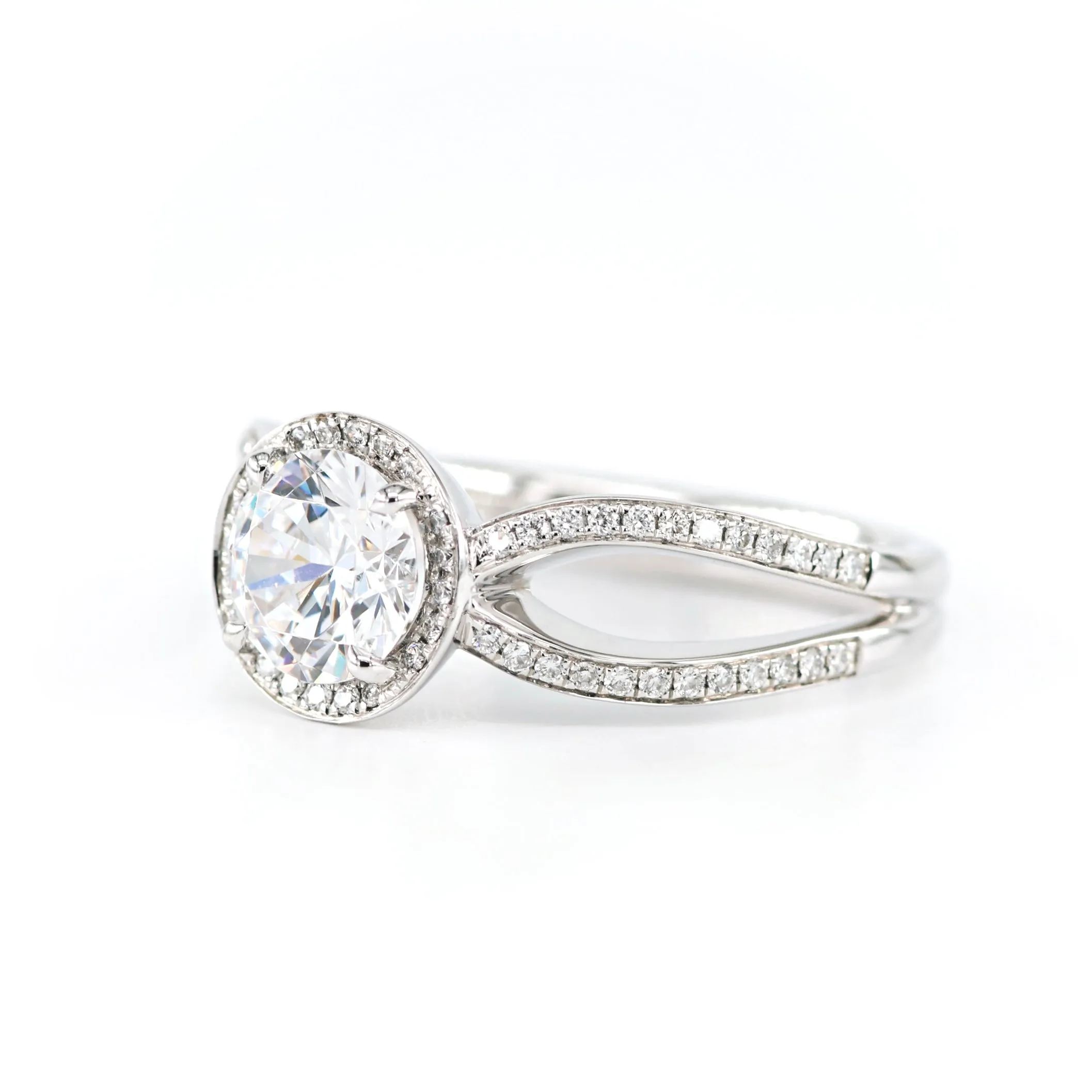 Round Halo Diamond Engagement Ring 4690070