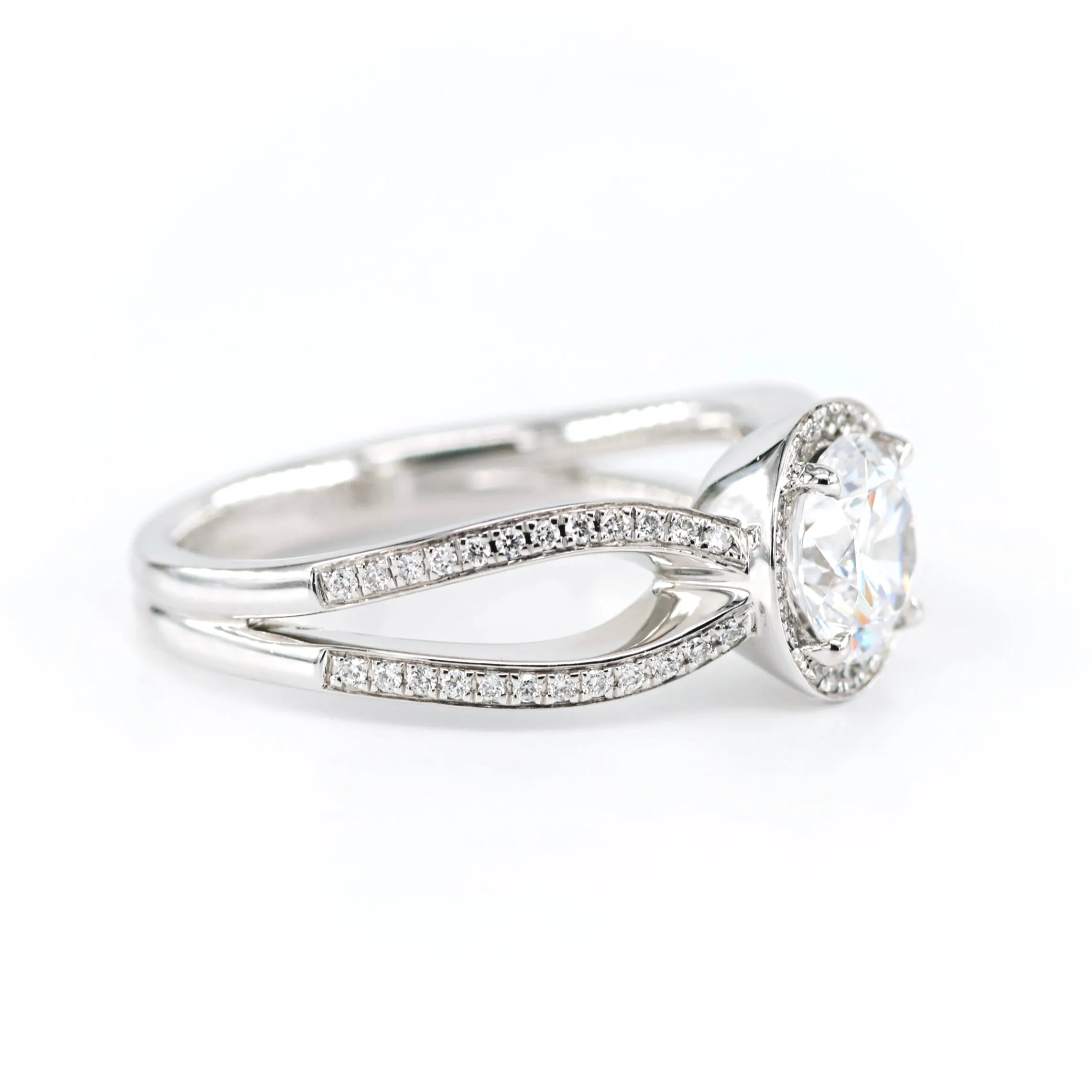 Round Halo Diamond Engagement Ring 4690070